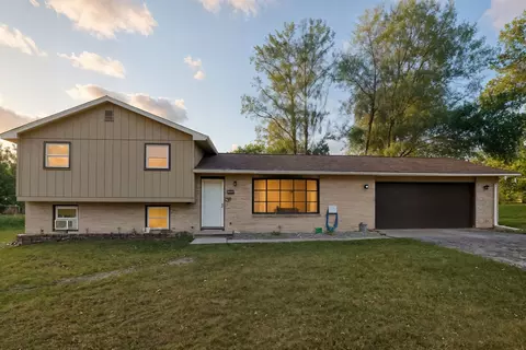 Exterior - 112 Crestview Dr, Hamilton, IL 62341 photo 2 of 4