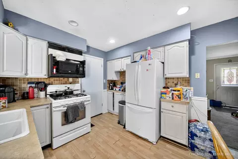 Kitchen - 135 Springleaf Dr, Bolingbrook, IL 60440 photo 2 of 2