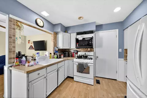 Kitchen - 135 Springleaf Dr, Bolingbrook, IL 60440 photo 1 of 2