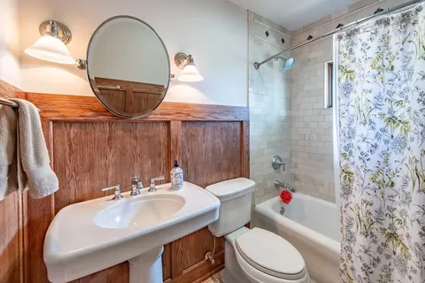Bath - 650 Park St, Elgin, IL 60120 photo 2 of 2