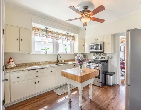 Kitchen - 650 Park St, Elgin, IL 60120 photo 1 of 3