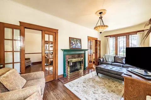 Living - 650 Park St, Elgin, IL 60120 photo 5 of 7