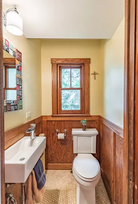 Bath - 650 Park St, Elgin, IL 60120 photo 1 of 2
