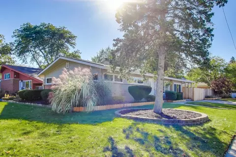 828 Dell Rd, Northbrook, IL 60062