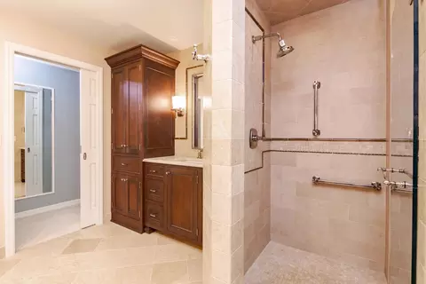 Bath - 2001 Cloud St, Bloomington, IL 61701 photo 2 of 13