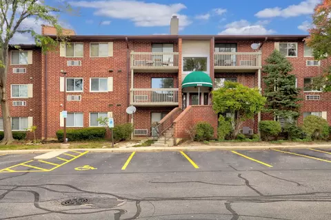 820 N Lakeside Dr #2D, Vernon Hills, IL 60061