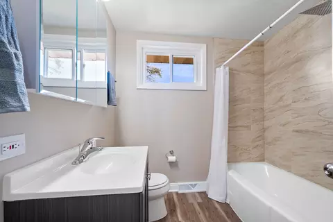 Bath - Undisclosed, Des Plaines, IL 60016 photo 1 of 3