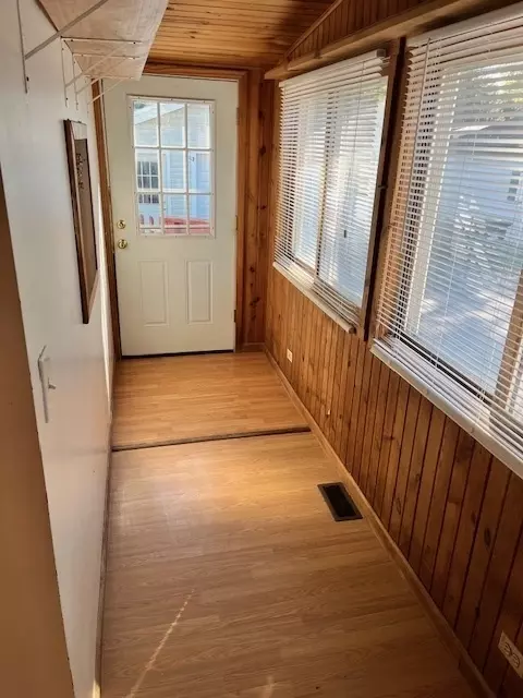 Exterior - 5107 Willow Ln, Mchenry, IL 60050 photo 5 of 10