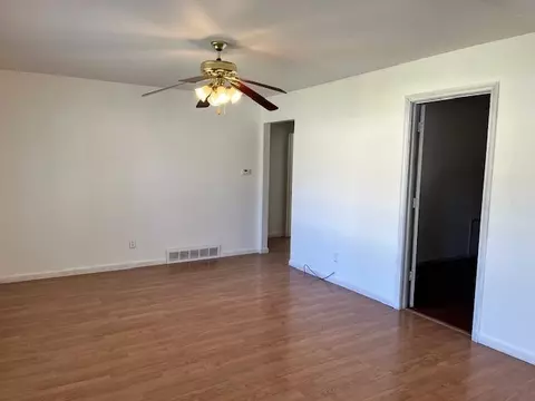 Living - 5107 Willow Ln, Mchenry, IL 60050 photo 2 of 5