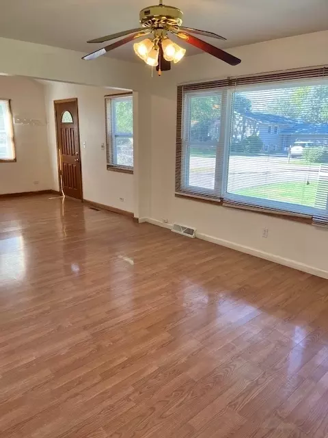 Living - 5107 Willow Ln, Mchenry, IL 60050 photo 5 of 5