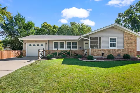 685 Maple Ct, Elk Grove Village, IL 60007