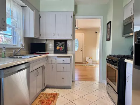 Kitchen - 1440 S 4th Ave, Des Plaines, IL 60018 photo 2 of 5