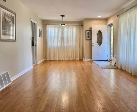 Living - 1440 S 4th Ave, Des Plaines, IL 60018 photo 2 of 5