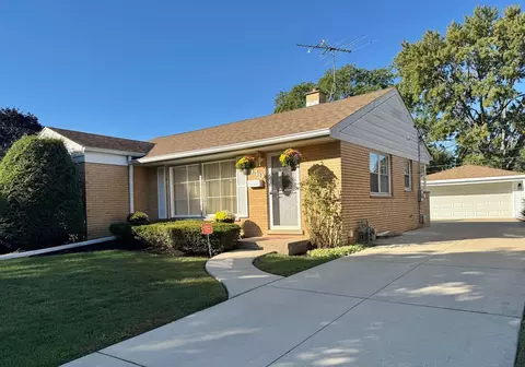 Exterior - 1440 S 4th Ave, Des Plaines, IL 60018 photo 4 of 11