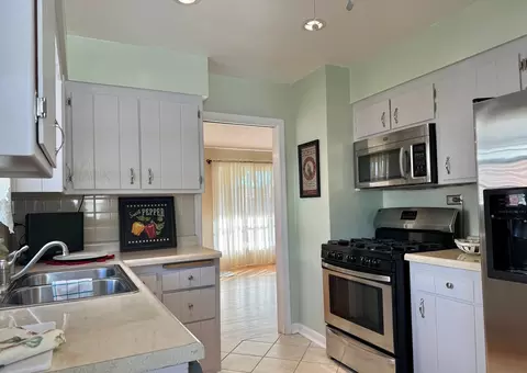 Kitchen - 1440 S 4th Ave, Des Plaines, IL 60018 photo 1 of 5