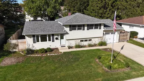 View/Area - 208 S River Rd, Fox River Grove, IL 60021 photo 2 of 14