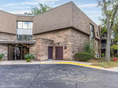 907 S Williams St #212, Westmont, IL 60559