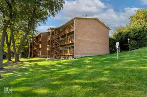 5801 Oakwood Dr #D, Lisle, IL 60532