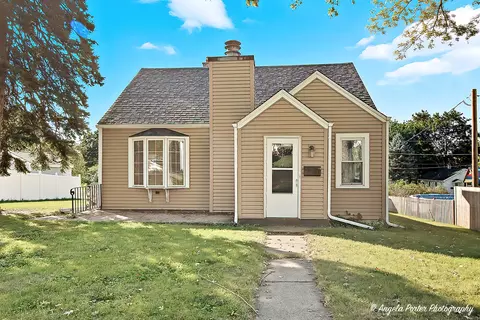 3709 Grand Ave W, Mchenry, IL 60050