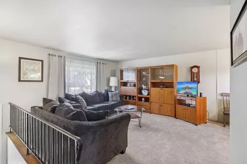 Living - 540 Jamison Ln, Hoffman Estates, IL 60169 photo 3 of 4