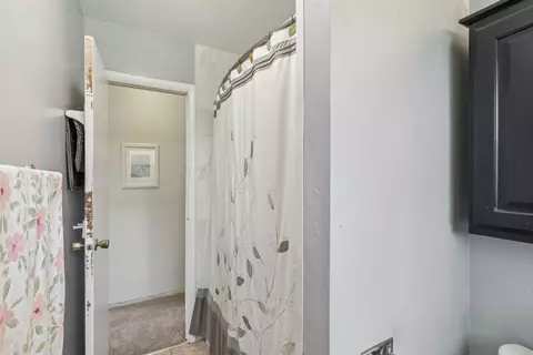 Bath - 540 Jamison Ln, Hoffman Estates, IL 60169 photo 2 of 4