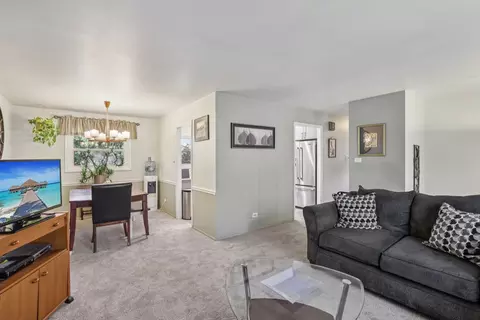 Living - 540 Jamison Ln, Hoffman Estates, IL 60169 photo 4 of 4