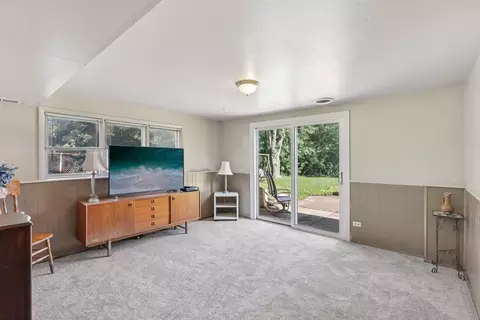 Living - 540 Jamison Ln, Hoffman Estates, IL 60169 photo 2 of 4