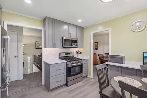 Kitchen - 540 Jamison Ln, Hoffman Estates, IL 60169 photo 2 of 3