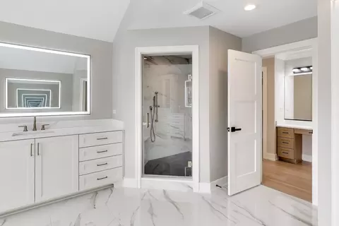Bath - 160 E Cayuga Ave, Elmhurst, IL 60126 photo 3 of 5