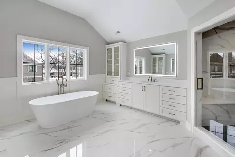 Bath - 160 E Cayuga Ave, Elmhurst, IL 60126 photo 2 of 5