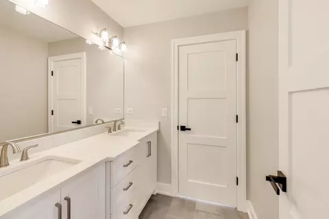 Bath - 160 E Cayuga Ave, Elmhurst, IL 60126 photo 4 of 5