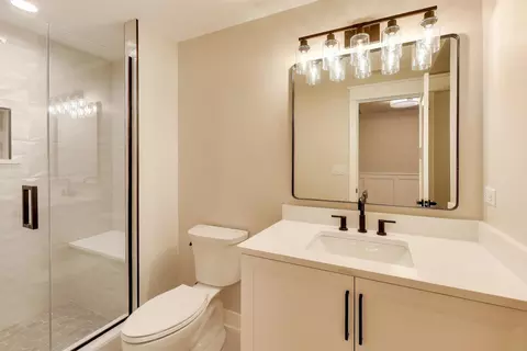 Bath - 160 E Cayuga Ave, Elmhurst, IL 60126 photo 5 of 5