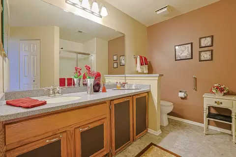 Bath - 342 Ashford Cir #2, Bartlett, IL 60103 photo 1 of 3