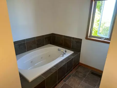Bath - 519 S Regulators St, Rochelle, IL 61068 photo 2 of 4