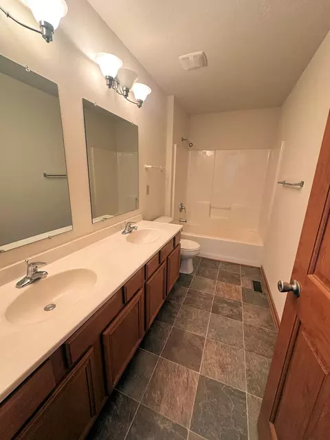Bath - 519 S Regulators St, Rochelle, IL 61068 photo 4 of 4
