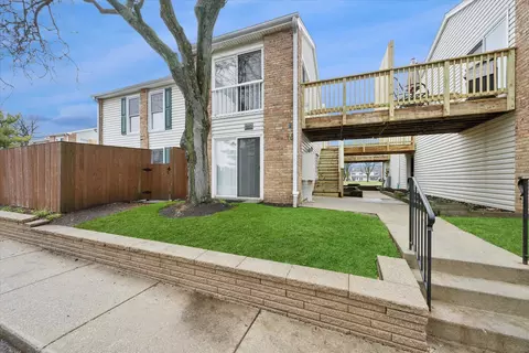 1860 Huntington Blvd #E, Hoffman Estates, IL 60169