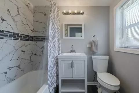 Bath - 3145 Nottingham Ave, Markham, IL 60426 photo 1 of 2