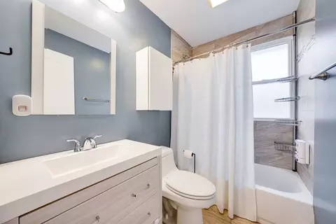 Bath - 1107 E Prairie Ave, Des Plaines, IL 60016 photo 2 of 3