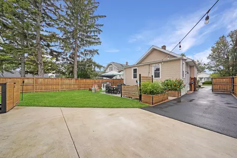 Exterior - 1107 E Prairie Ave, Des Plaines, IL 60016 photo 2 of 6