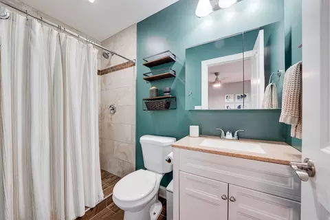 Bath - 1107 E Prairie Ave, Des Plaines, IL 60016 photo 1 of 3