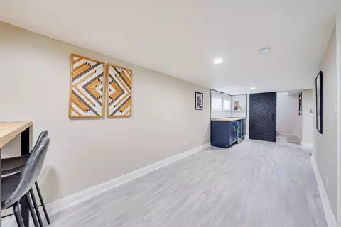 Entry Way - 1107 E Prairie Ave, Des Plaines, IL 60016 photo 2 of 3