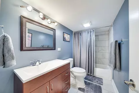Bath - 1107 E Prairie Ave, Des Plaines, IL 60016 photo 3 of 3