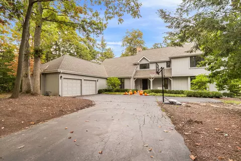 55 Trowbridge Cir, Lake Bluff, IL 60044