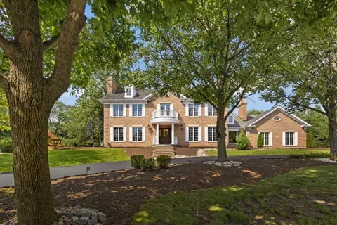 1 Hidden Lake Dr, Burr Ridge, IL 60527