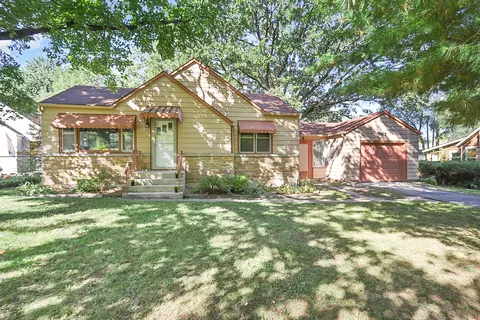 3819 Woodlawn Dr, Island Lake, IL 60042
