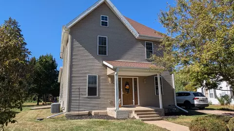 606 S 2nd Ave, Forreston, IL 61030