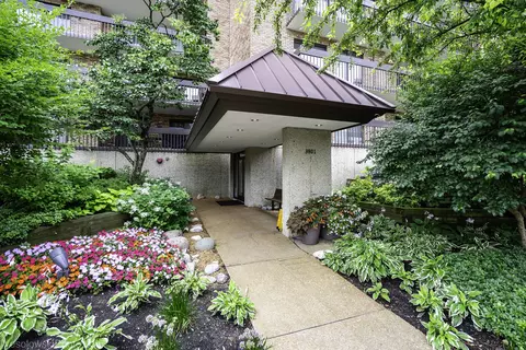 3801 Mission Hills Rd #204, Northbrook, IL 60062