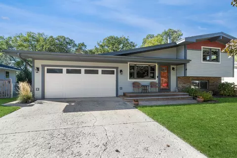 422 Northgate Rd, Lindenhurst, IL 60046 photo 3