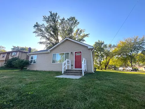 109 Oakleaf Rd, Lake In The Hills, IL 60156