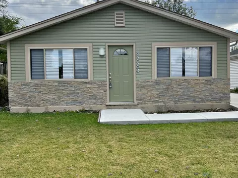 3223 Emery Ln, Robbins, IL 60472